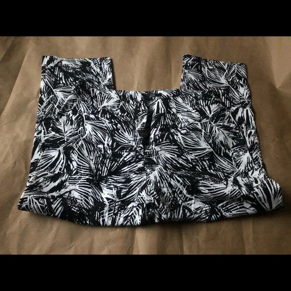 Women’s capri pants 8 Black and White Palm Print - Picture 1 of 3